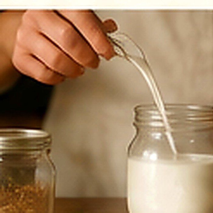 Persona del equipo de Pakefir elaborando producto artesanal, con las manos en primer plano