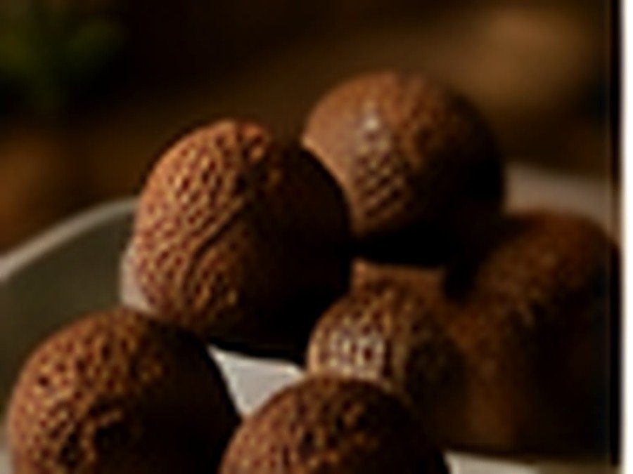 Trufas artesanales de cacao Pakefir presentadas sobre una bandeja de cerámica clara