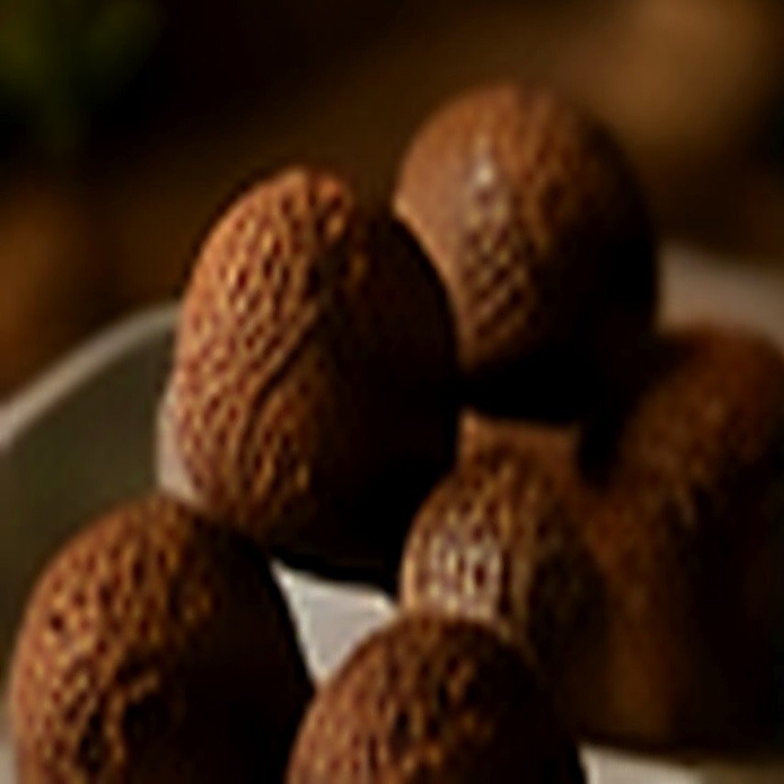 Trufas artesanales de cacao Pakefir sobre una bandeja de cerámica espolvoreadas con cacao