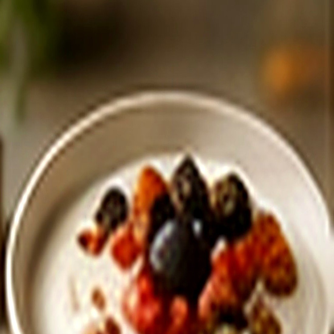 Bowl de yogurt griego artesanal Pakefir con frutos rojos frescos y un hilo de miel